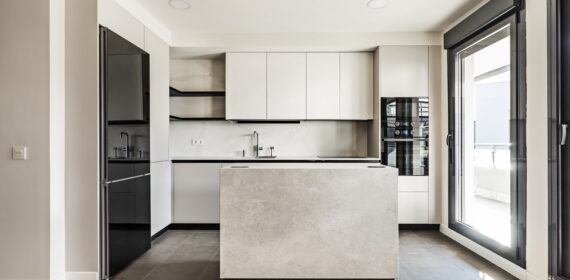 Front,View,Of,A,Modern,Designer,Kitchen,With,Smooth,Handleless